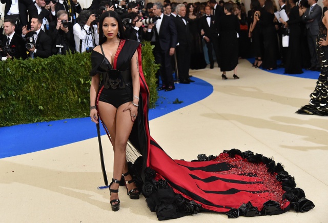 ¡Muy osado! Esa es la mejor manera de describir cualquier outfit de Nicki. Nos encanta lo auténtica que es. Acá repasamos su estilo